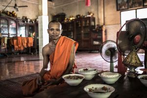 stefano majno wat po cambodia monastery buddhism buddhist daily life lunch monk smiling.jpg